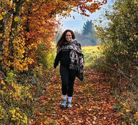 Maharani auf einem herbstlichen Waldweg im goldenen Licht